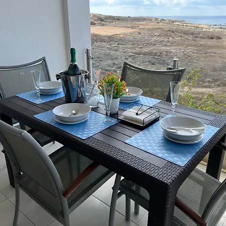 Lighthouse - 3br Seafront 50m To With Sea Views - Sleeps 6 Lejlighed