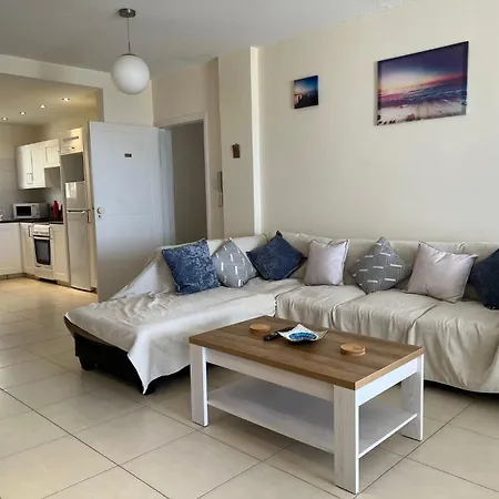 Lighthouse Beach - 3Br Seafront Apt 50M To Beach With Sea Views - Sleeps 6 *