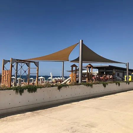 Lighthouse - 3br Seafront 50m To With Sea Views - Sleeps 6 Lejlighed Paphos