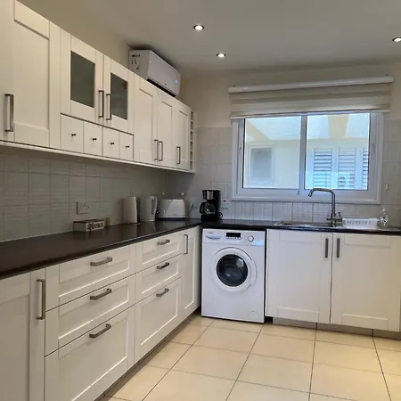 Beachfront - Spacious 3 Bed With Amazing Sea Views Apartment *