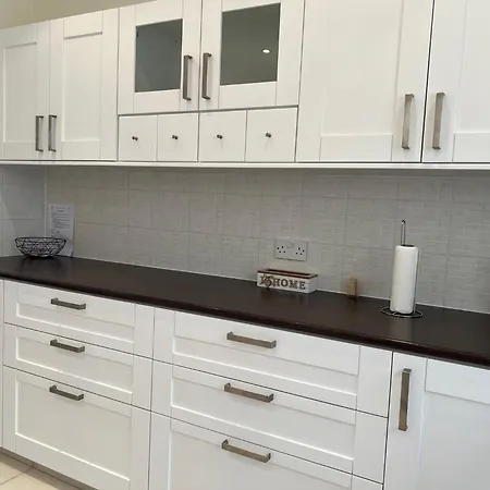 Lighthouse - 3br Seafront 50m To With Sea Views - Sleeps 6 *