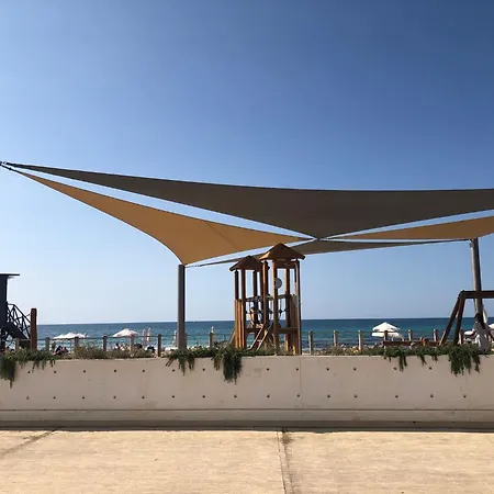 Beachfront - Spacious 3 Bed With Amazing Sea Views Apartment *