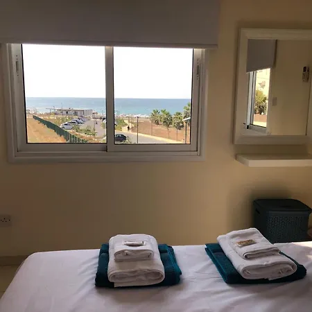 Lighthouse - 3br Seafront 50m To With Sea Views - Sleeps 6