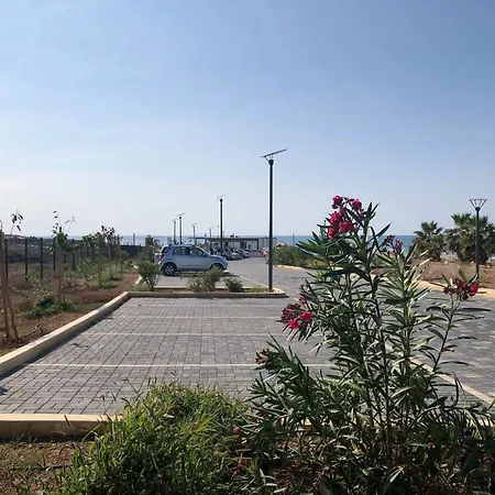 Beachfront - Spacious 3 Bed With Amazing Sea Views Apartment *