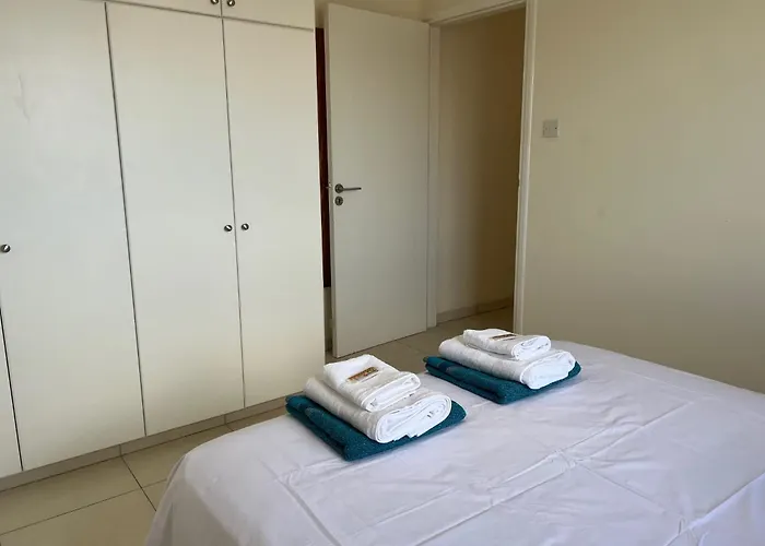 Lighthouse - 3br Seafront 50m To With Sea Views - Sleeps 6 *