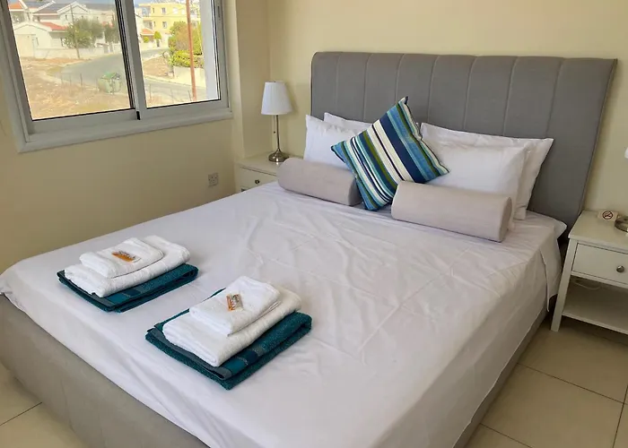 Lighthouse - 3br Seafront 50m To With Sea Views - Sleeps 6