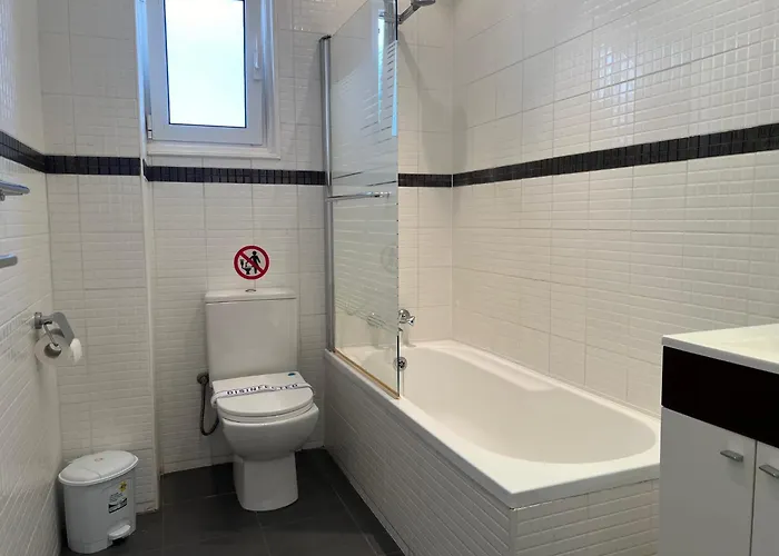 Lighthouse - 3br Seafront 50m To With Sea Views - Sleeps 6 *