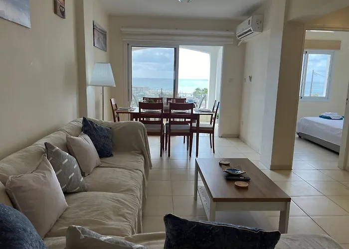 Lighthouse - 3br Seafront 50m To With Sea Views - Sleeps 6 *