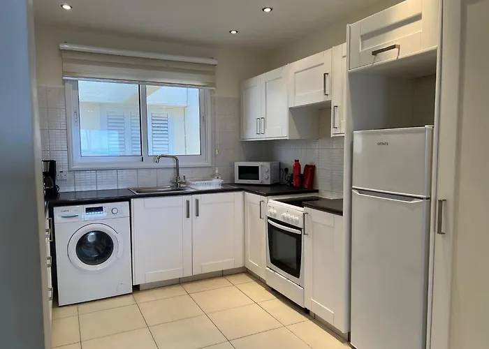 Lighthouse - 3br Seafront 50m To With Sea Views - Sleeps 6