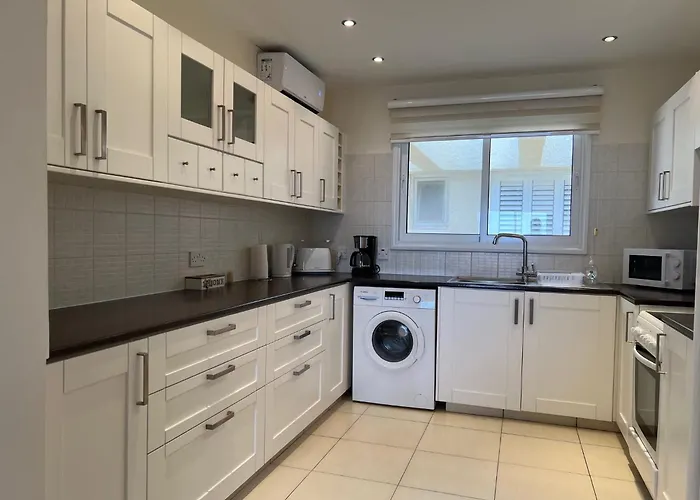 Lighthouse - 3br Seafront 50m To With Sea Views - Sleeps 6 Appartement *