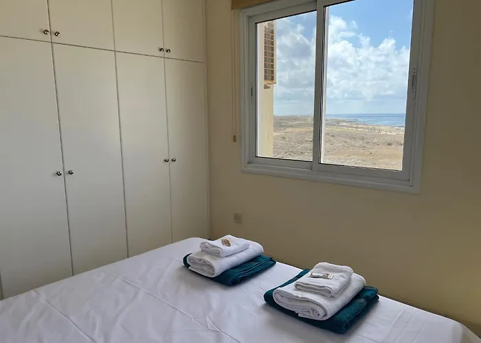 Lighthouse - 3br Seafront 50m To With Sea Views - Sleeps 6