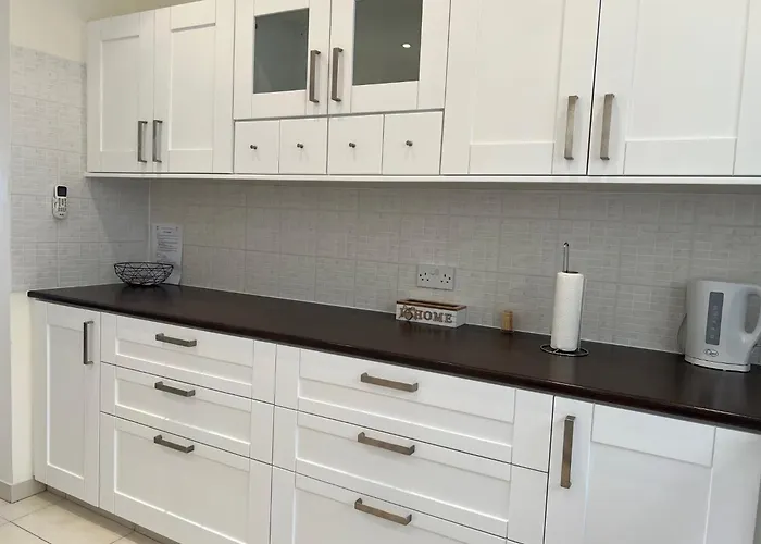 Lighthouse - 3br Seafront 50m To With Sea Views - Sleeps 6 *