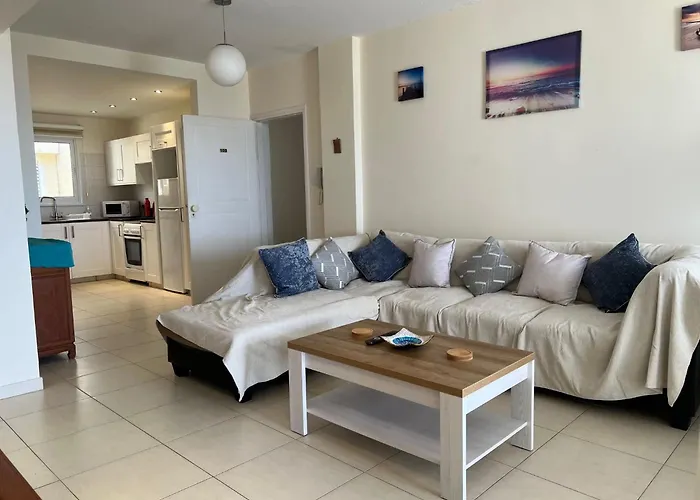 Lighthouse - 3br Seafront 50m To With Sea Views - Sleeps 6 *