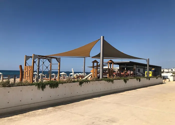 Lighthouse - 3br Seafront 50m To With Sea Views - Sleeps 6 Lägenhet Paphos