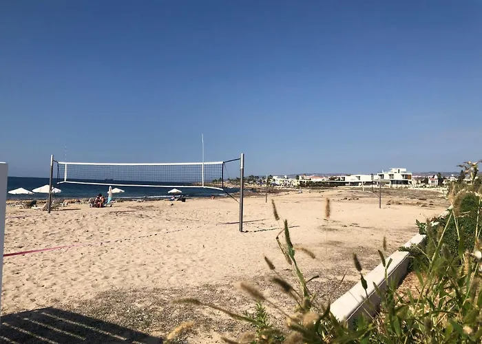 Lighthouse - 3br Seafront 50m To With Sea Views - Sleeps 6 *