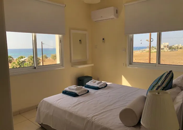Lägenhet Lighthouse - 3br Seafront 50m To With Sea Views - Sleeps 6 Paphos
