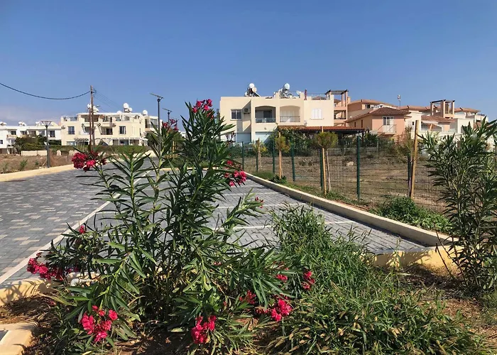 Lighthouse - 3br Seafront 50m To With Sea Views - Sleeps 6