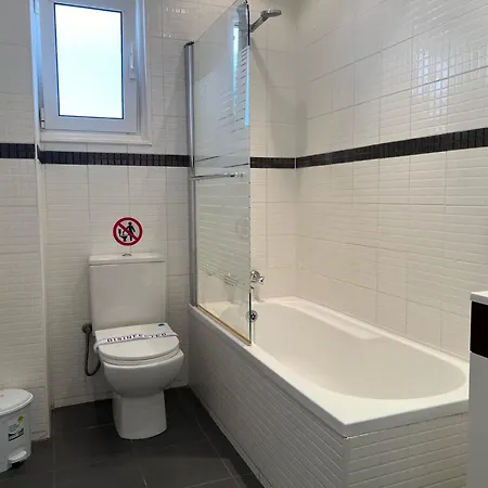 Lighthouse - 3br Seafront 50m To With Sea Views - Sleeps 6 *